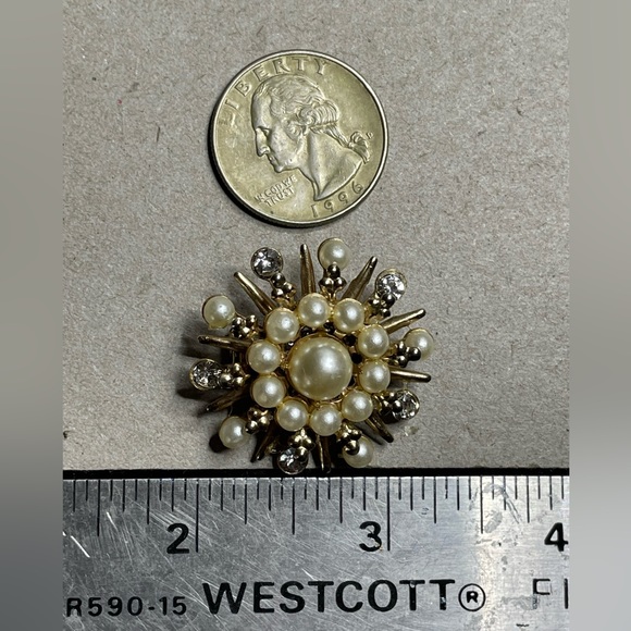 Tiered Pearl Bead & Rhinestone Snowflake Brooch Gold Tone Unsigned Vintage - Picture 3 of 6